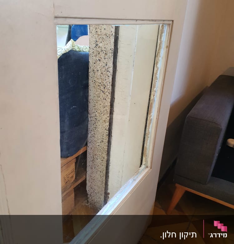 זכוכית בדלת עץ עם מסגרת לבנה